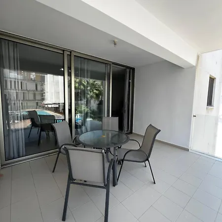 Pool View Flat In Centre Λάρνακα
