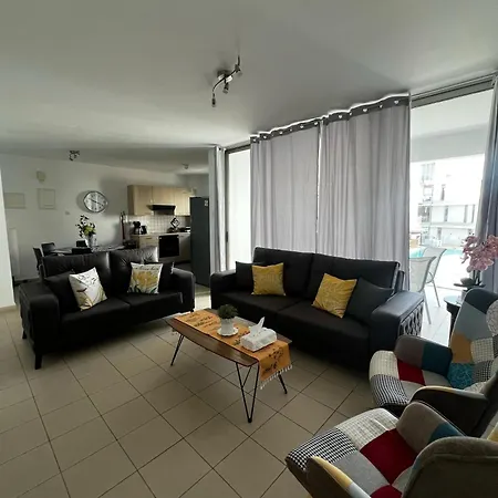 Pool View Flat In Centre Apartman